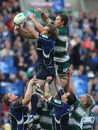 Rocky Elsom challenges Craig Newby at the line-out