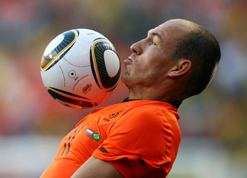 Arjen Robben controls the ball on his chest