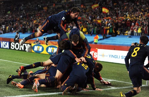 The Spain team celebrate David Villa's goal