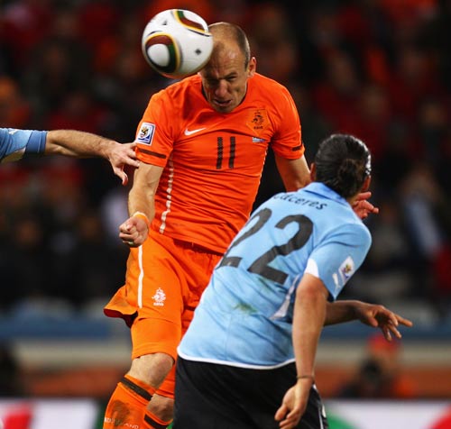 Arjen Robben powers his header on goal