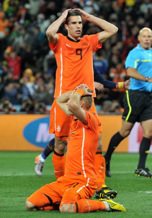 Robin van Persie and Arjen Robben react to a missed opportunity