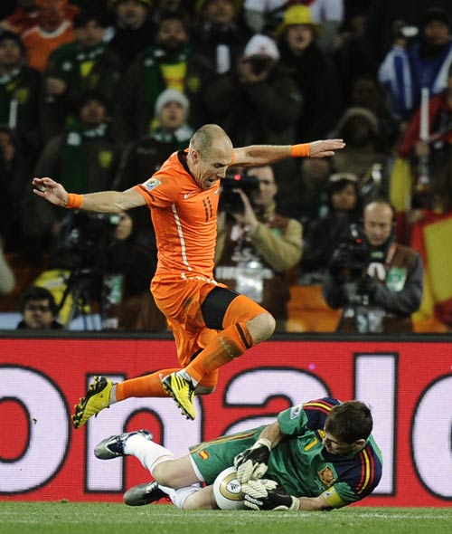 Iker Casillas saves from Arjen Robben