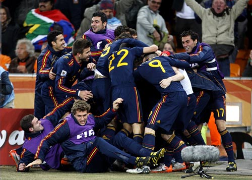 The Spain team celebrate Andres Iniesta's winner