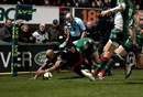 Tom Varndell of London Wasps scores a try