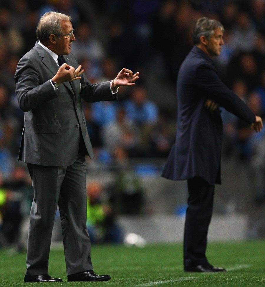 Luigi del Neri urges on Juventus as Roberto Mancini looks on
