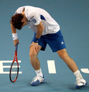 Andy Murray flexes his knee