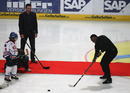 Wladimir Klitschko watches Dereck Chisora try his hand at ice hockey