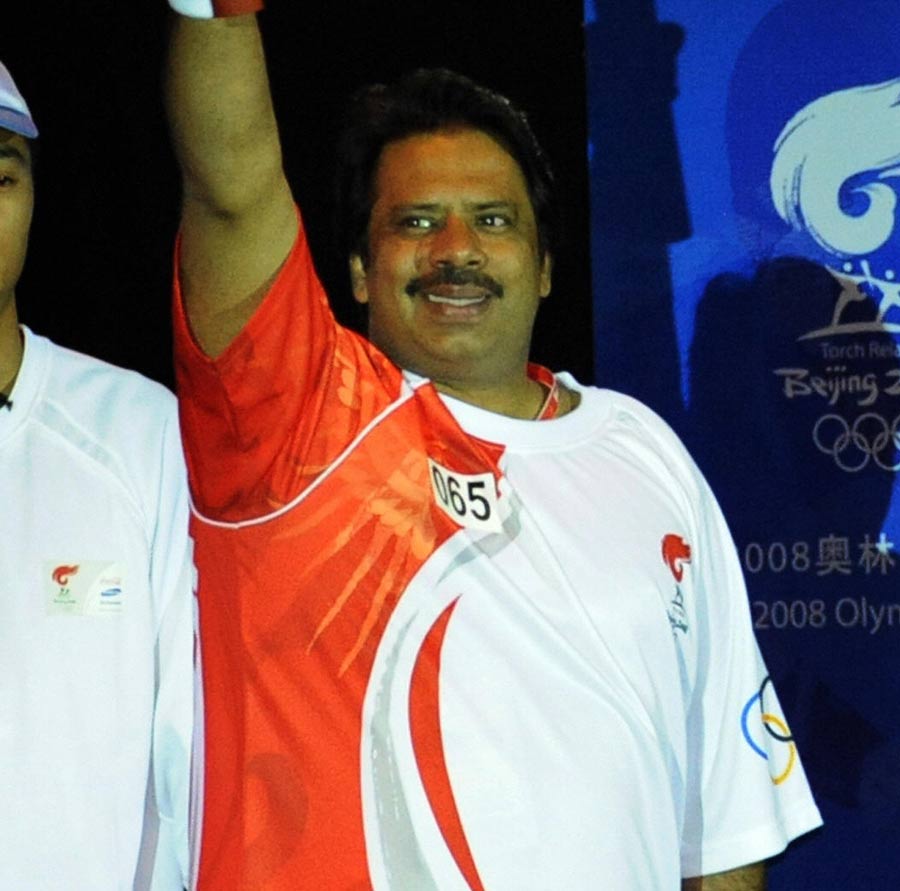 Jahangir Khan holds the Olympic torch