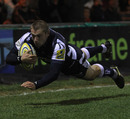 Sale's Ben Cohen dives over for a try