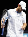 Andy Roddick shows frustration against Novak Djokovic 