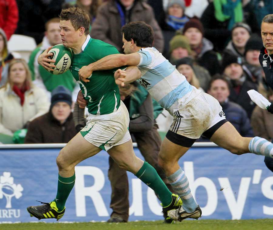 Ireland's Brian O'Driscoll stretches the Argentina defence