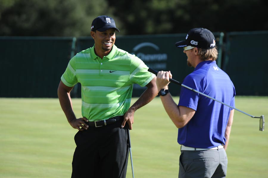 Tiger Woods chats with Hunter Mahan