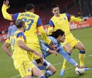 Edinson Cavani is surrounded by three Steaua defenders