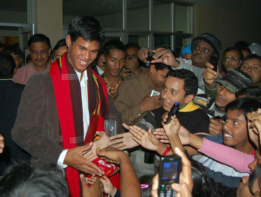 Indian tennis player Somdev Devvarman greets supporters