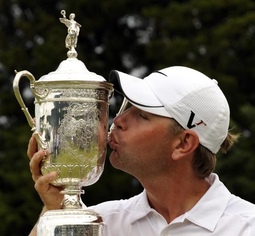 Lucas Glover kisses the trophy after winning the 2009 US Open
