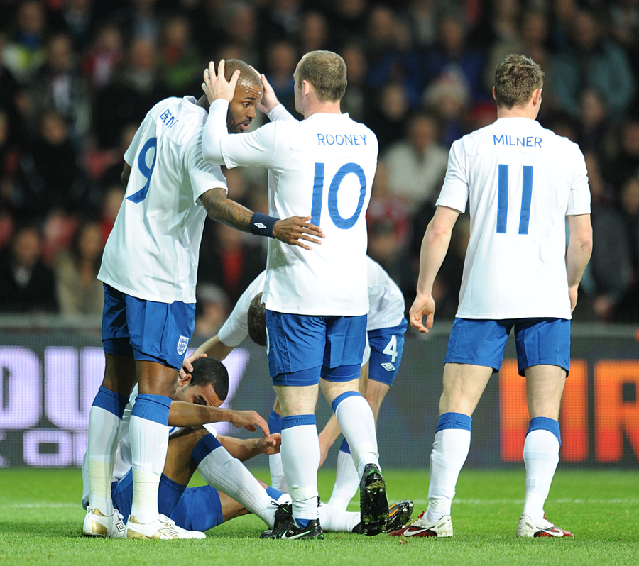 Darren Bent celebrates with Wayne Rooney after scoring England's equaliser