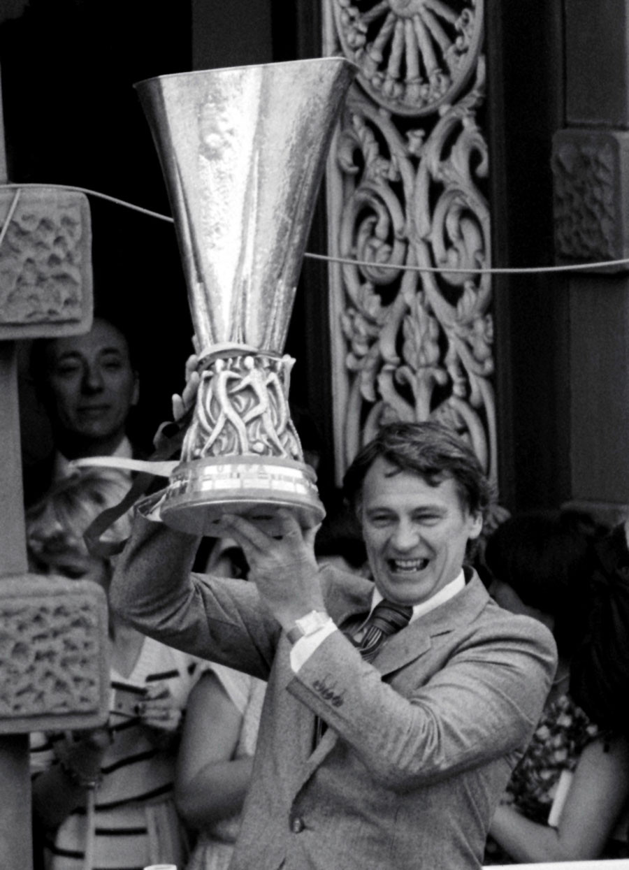 Bobby Robson lifs the UEFA Cup
