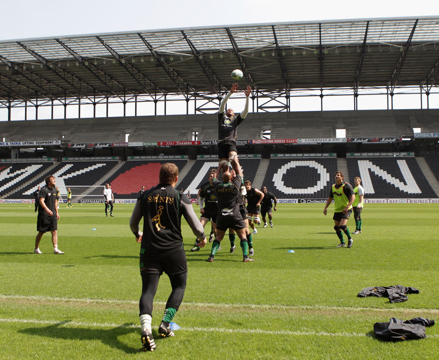 Northampton Saints forwards practice their line-out drill