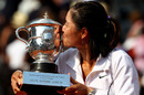 Li Na kisses the Coupe Suzanne Lenglen