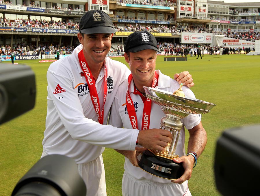 Kevin Pietersen and Andrew Strauss celebrate victory over India