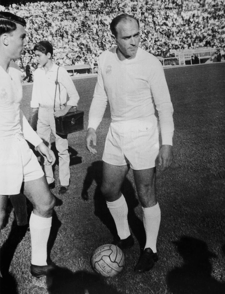Alfredo di Stefano plays for Real Madrid