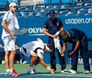 Andy Roddick and David Ferrer assess the problem on Louis Armstrong Stadium