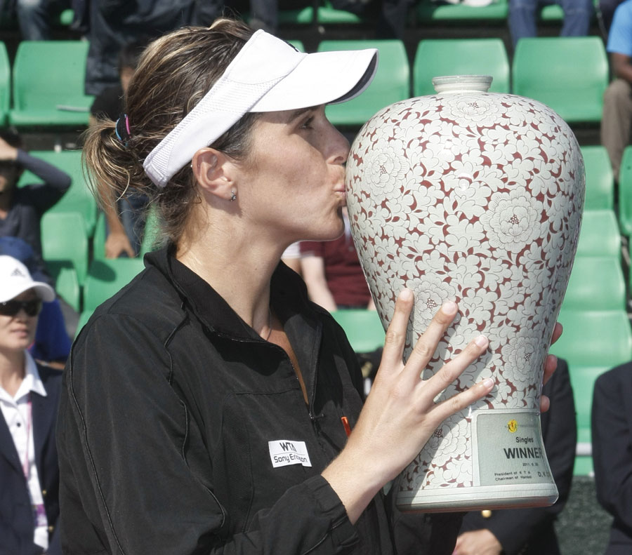 Maria Jose Martinez Sanchez kisses her trophy