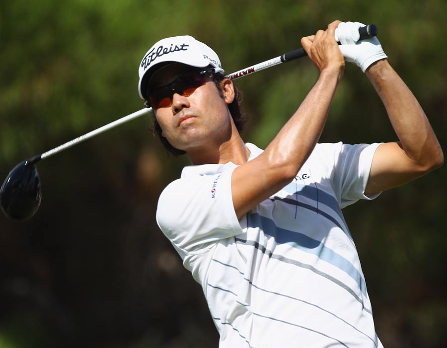 Kevin Na watches his tee shot on the first hole during the final round