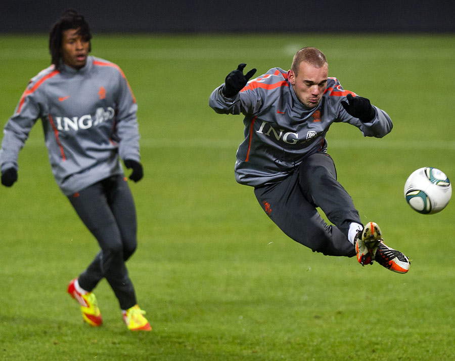 Wesley Sneijder controls the ball