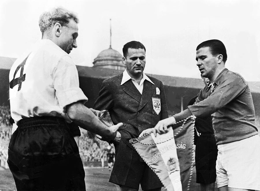 Billy Wright exchanges pennants with Ferenc Puskas