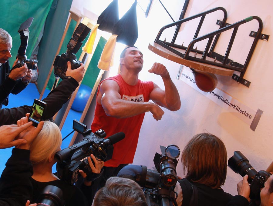 Wladimir Klitschko attends a public training