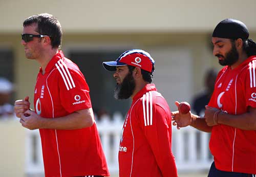 Spin clinic: Graeme Swann and Monty Panear are watched by Mushtaq Ahmed