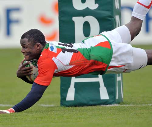 Biarritz's Takudzwa Ngwenya dives over to score a try