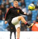 Paul Scholes goes through his warm-up routine