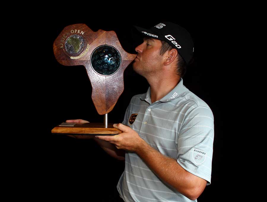 Louis Oosthuizen kisses his trophy