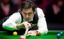 Ronnie O'Sullivan lines up a shot with the rest