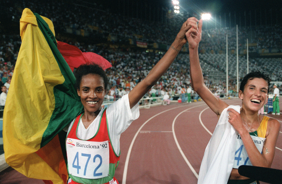 Elana Meyer joins champion Derartu Tulu on a lap of honour after the 10,000m final