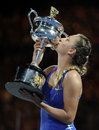 Victoria Azarenka kisses the trophy
