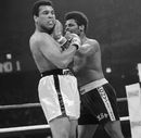 Muhammad Ali ties up Leon Spinks