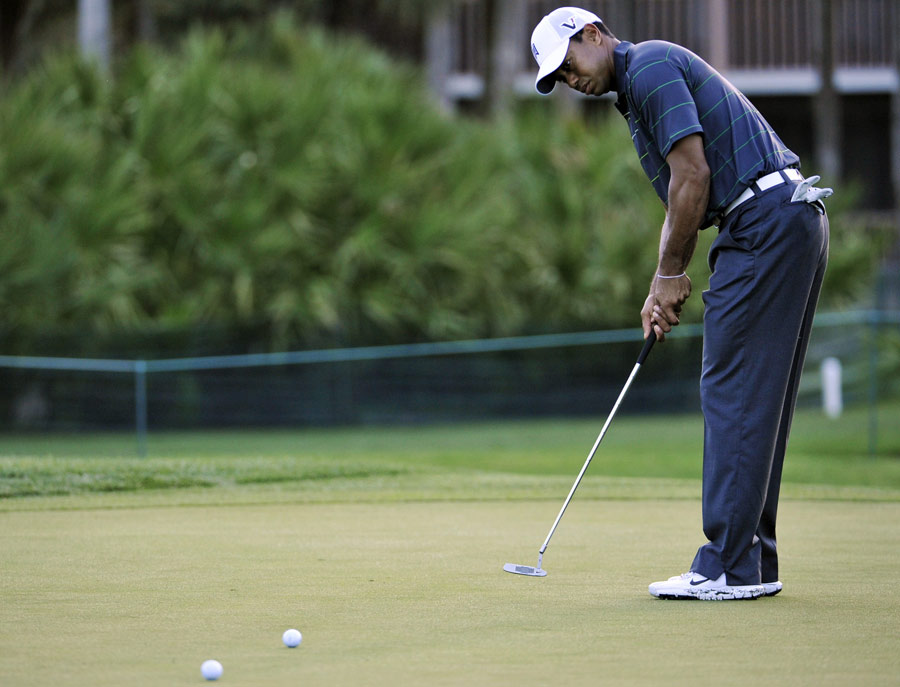 Tiger Woods works on his putting in practice