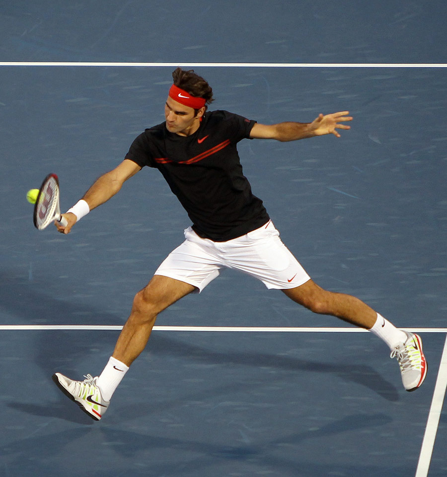 Roger Federer sets up for a volley