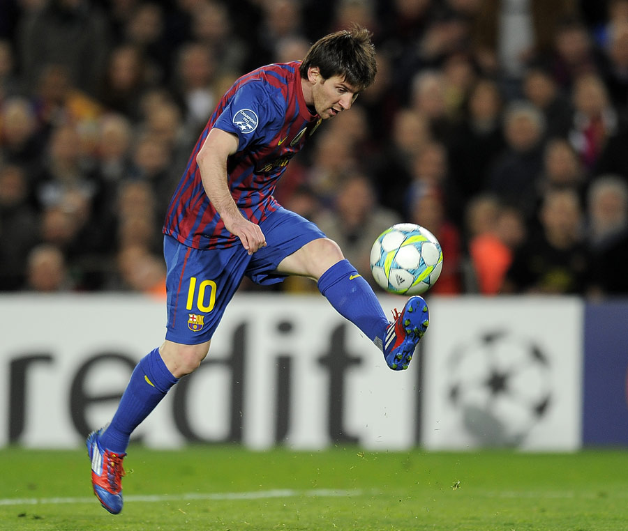 Lionel Messi dinks the ball over the keeper