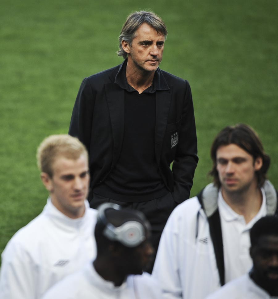 Roberto Mancini and his players walk at Alvalade Stadium