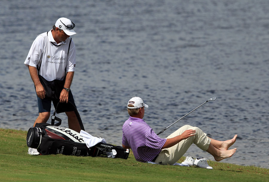 Steve Stricker takes off his socks and shoes