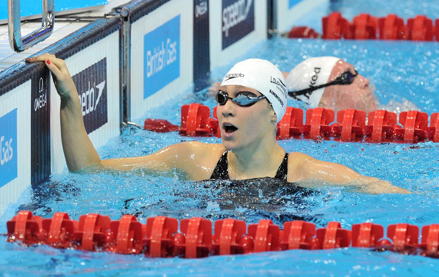 Elizabeth Simmonds wins gold in the 200m backstroke