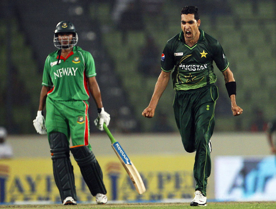 Umar Gul celebrates Nasir Hossain's wicket as Shakib Al Hasan watches 