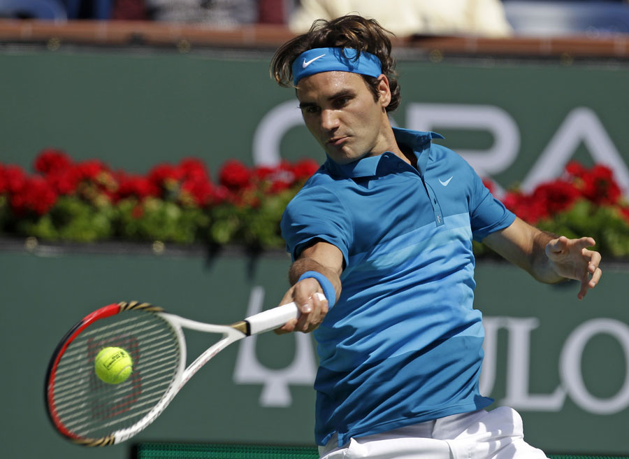 Roger Federer unleashes a forehand