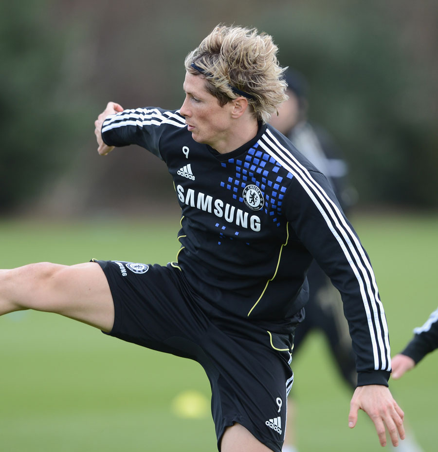 Fernando Torres controls the ball