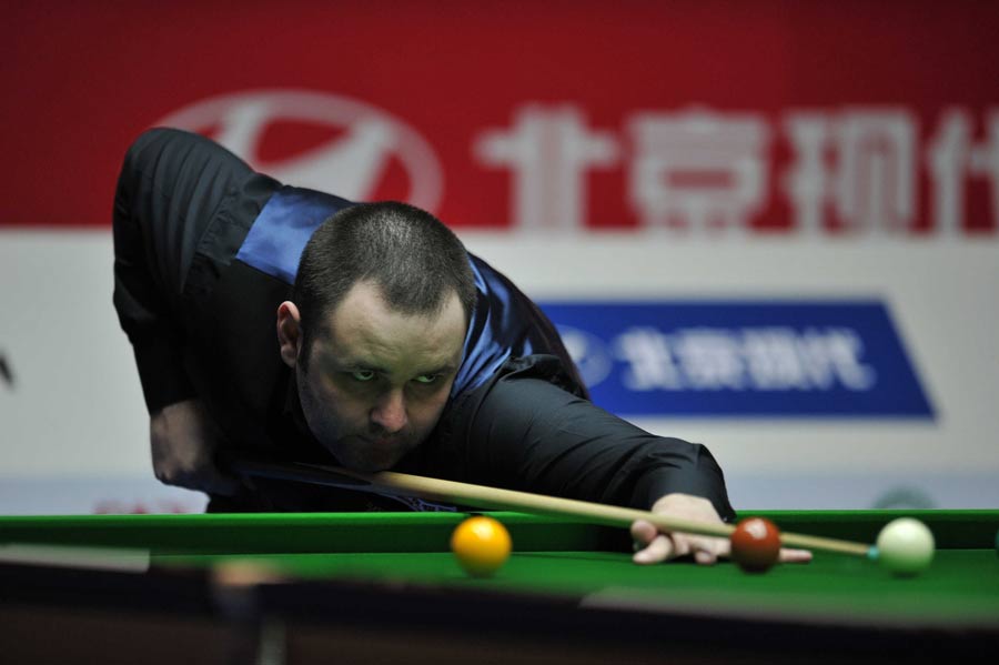 Stephen Maguire lines up a shot