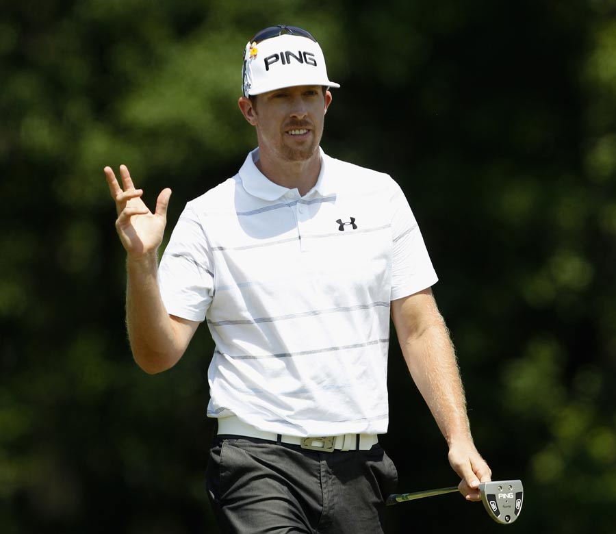Hunter Mahan waves to the gallery